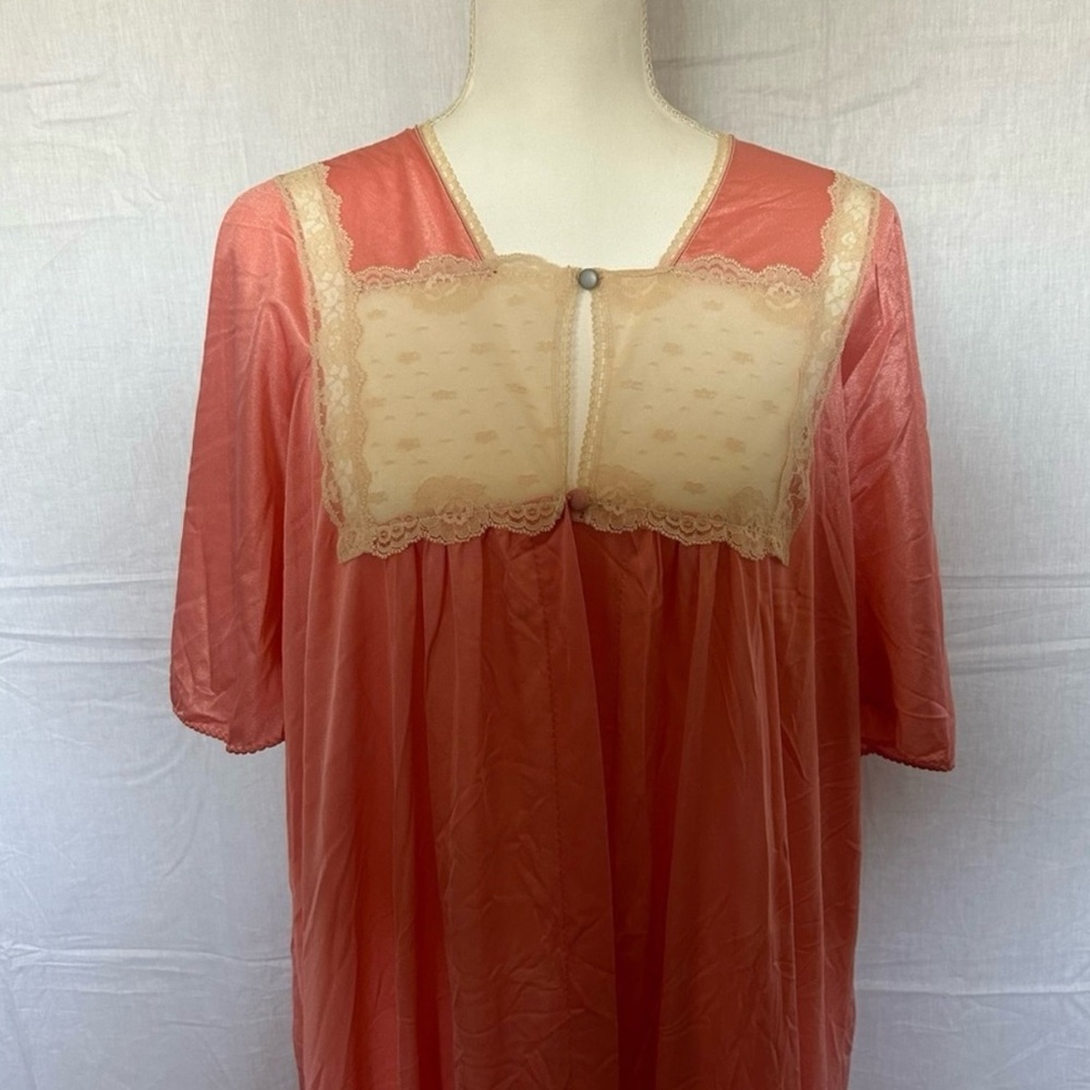 Retro Vintage Elegant Peaces and Cream Robe with Lace Trim